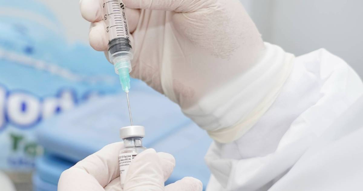 Foto que muestra unas manos sosteniendo una jeringa