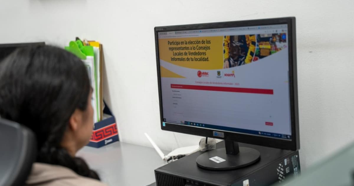 Foto de una mujer en consulta del aplicativo web para votar por vendedores y vendedoras informales en Bogotá 2026.