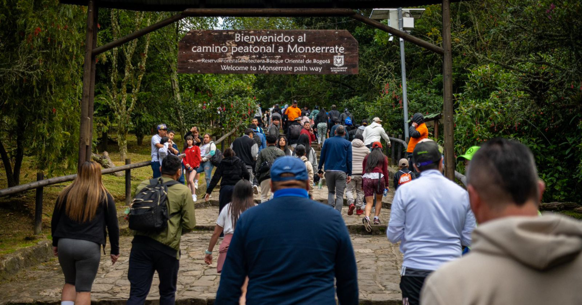 Imagen de muchas personas haciendo el recorrido en el Cerro de Monserrate.