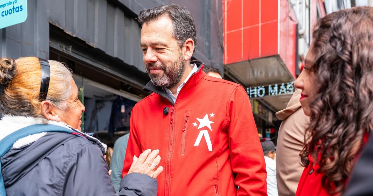 Foto del alcalde Carlos Fernando Galán durante el recorrido en el barrio San Carlos, al sur de Bogotá.