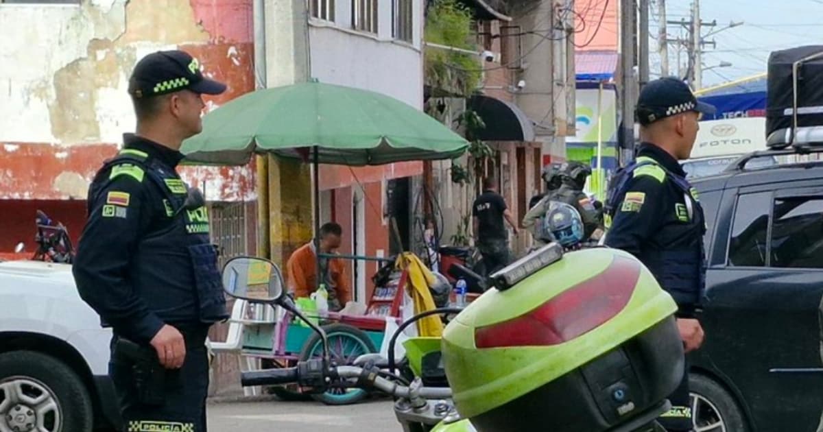 Foto de Policías en labores de vigilancia en calles de Bogotá.