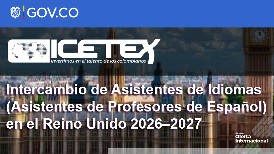 Docente enseñando español en aula internacional