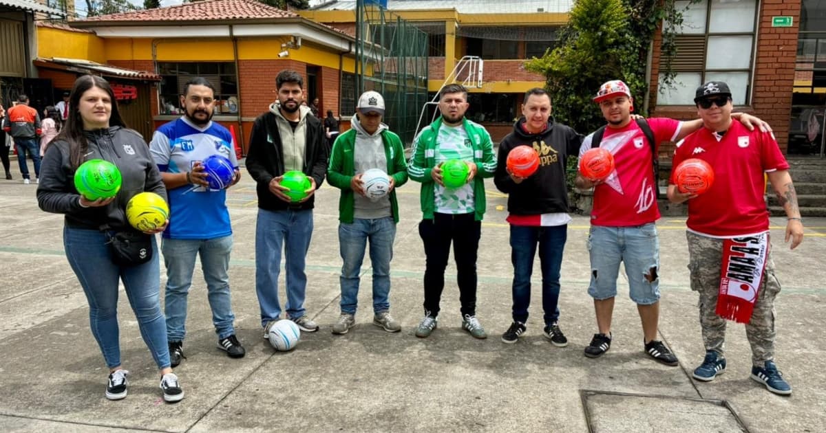 Foto de integrantes de barras de fútbol en jornada de convivencia en Los Mártires, centro de Bogotá.