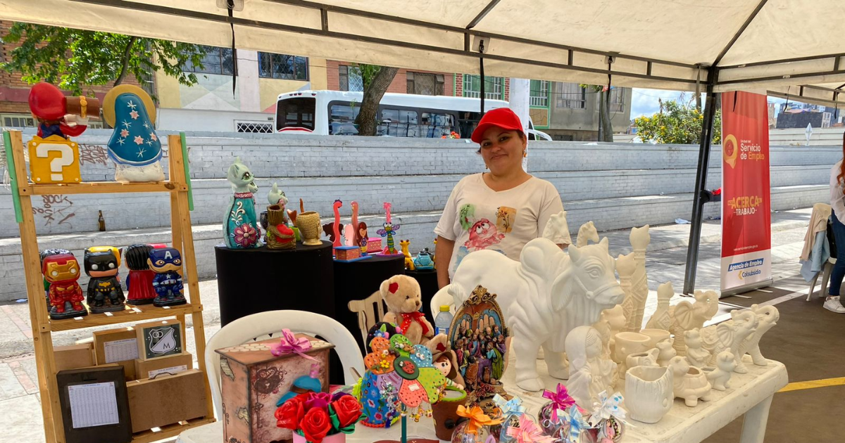 Foto de una ciudadana con su emprendimiento