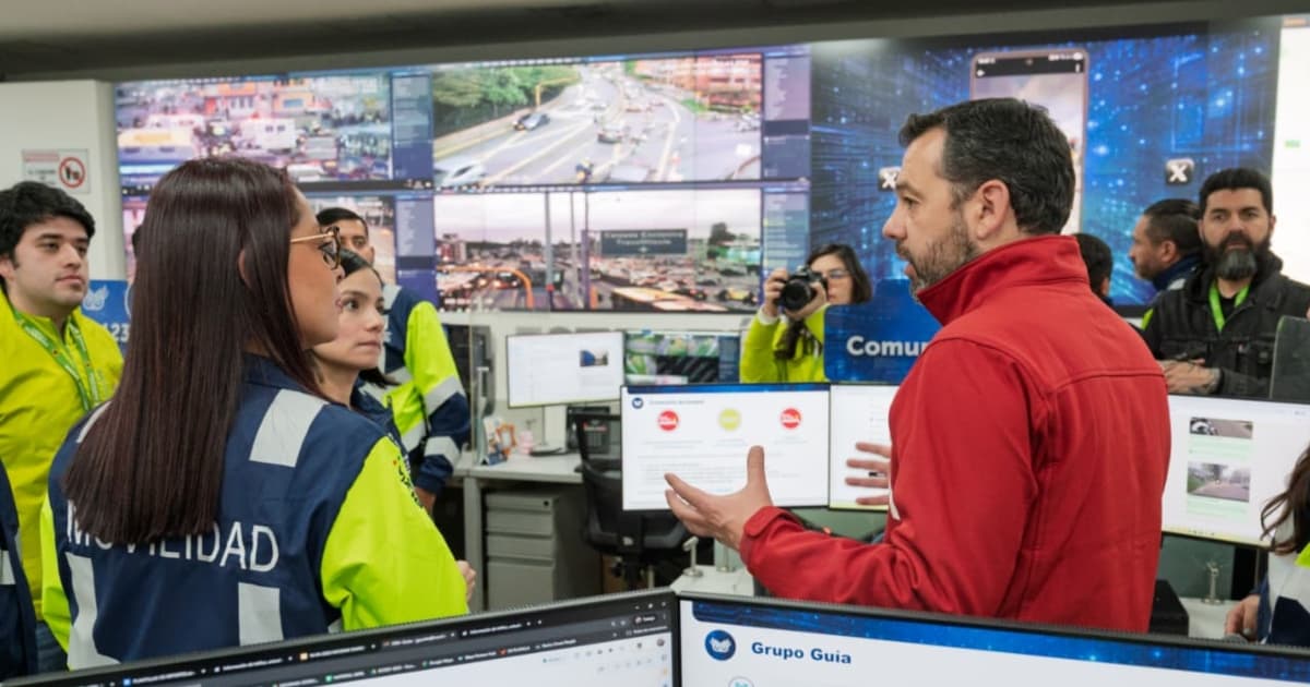 Foto del alcalde Carlos Fernando Galán en el nuevo Centro Estratégico de Movilidad CEM.