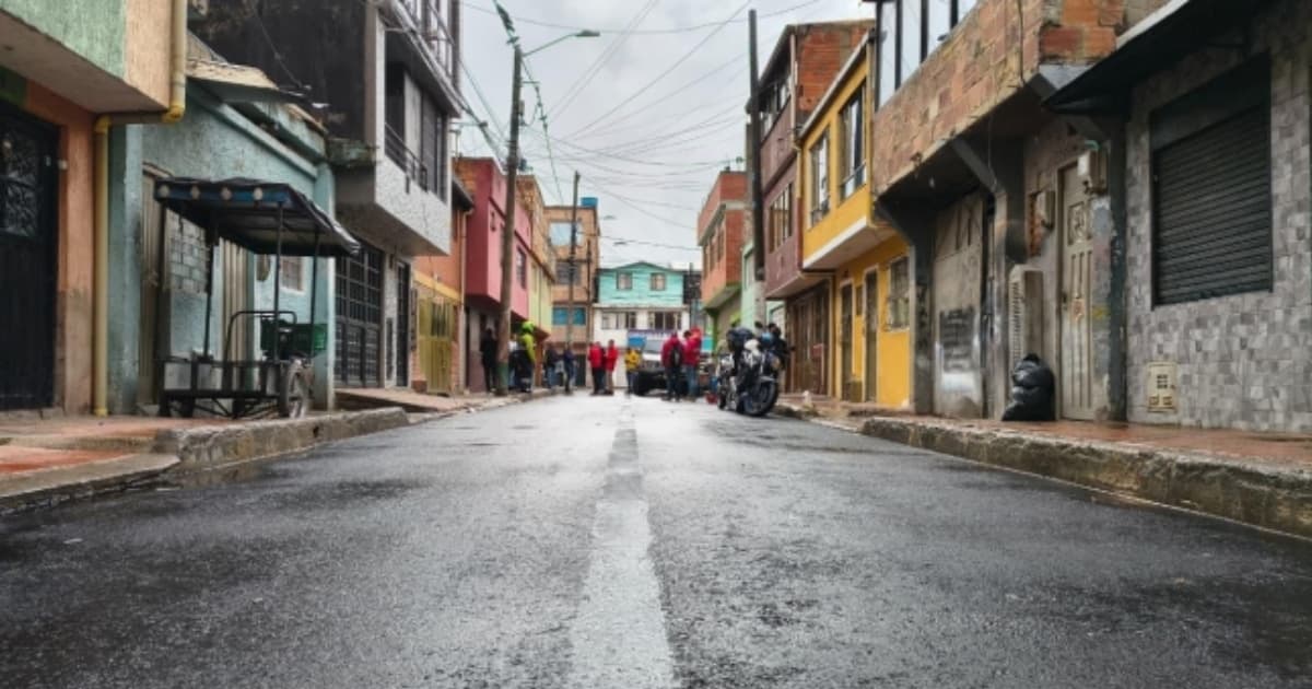 Foto de la entrega de la obra de recuperación de la carrera 77X en Kennedy, al suroccidente de Bogotá.