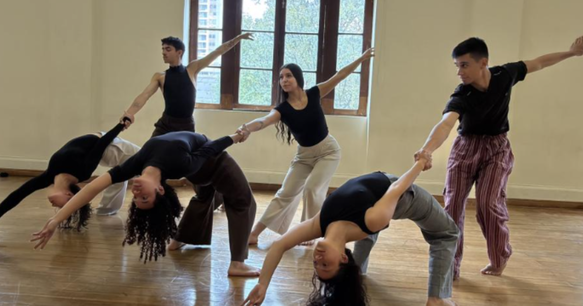 Imagen de grupo de bailarinas en puesta en escena de danza.