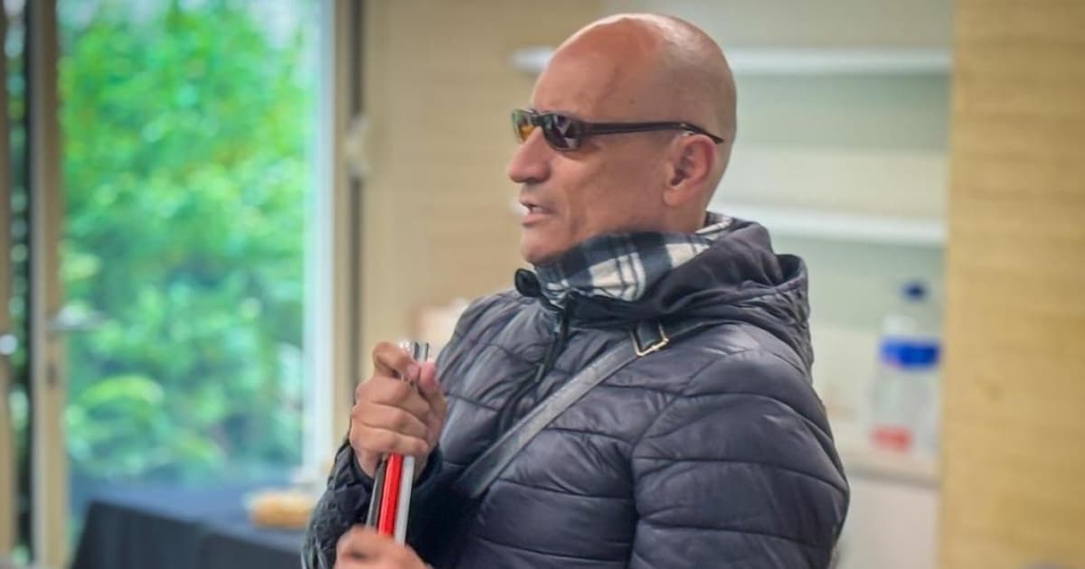 Foto de un hombre con condición de discapacidad visual en Bogotá.