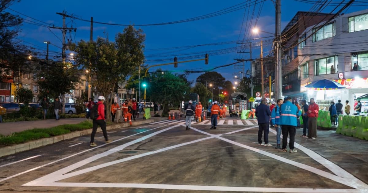 Foto del tramo de la vía habilitada tras colapsado por socavón en La Gaitana en Bogotá.