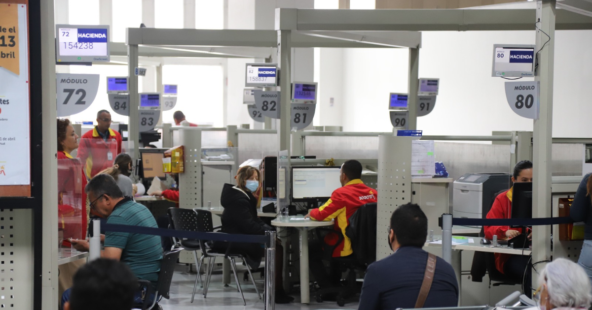 Foto de funcionarios del Distrito atendiendo a un ciudadano 