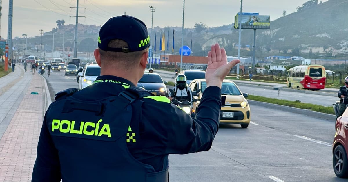Foto de un policía realizando gestión del tráfico la autopista Sur.