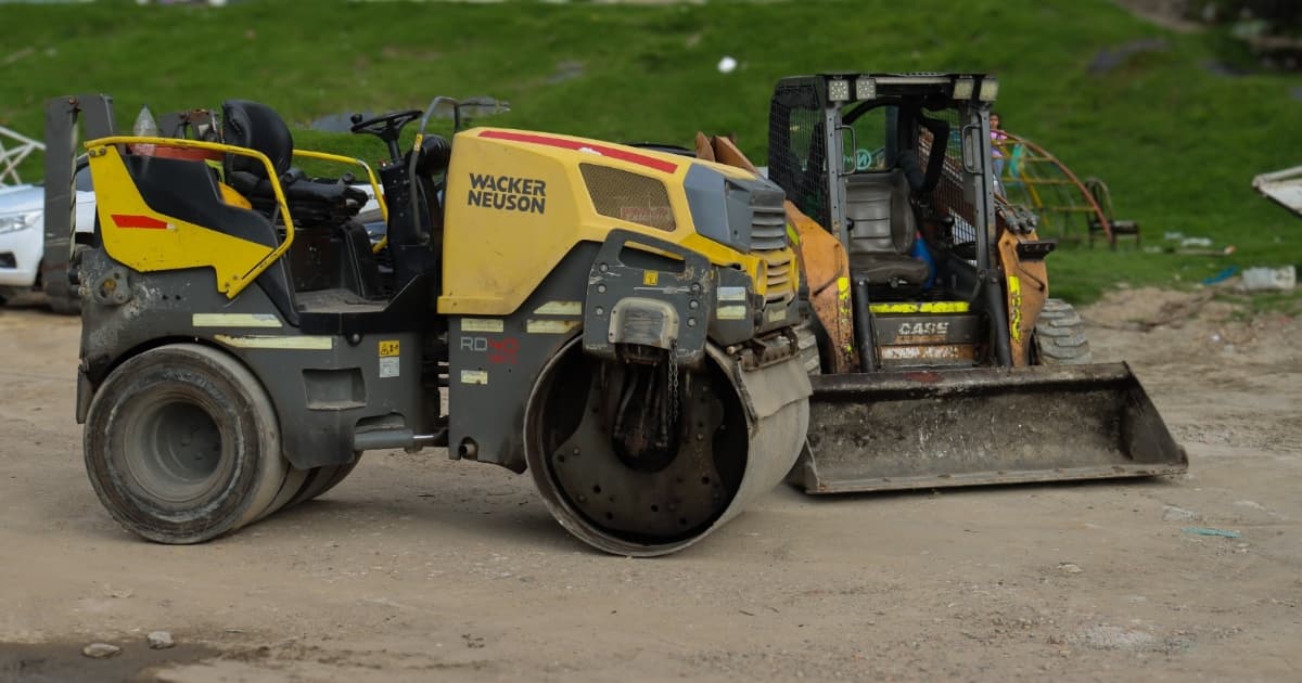 Foto de maquinaria para el inicio de obras de recuperación de vías San Martín de Porres Chapinero en Bogotá.