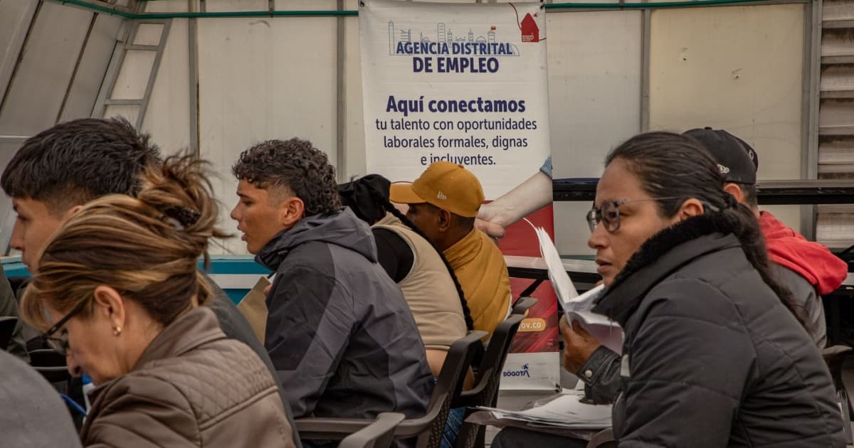 Foto de bogotanos y bogotanas accediendo a servicios de la Agencia Distrital de Empleo en Bogotá.