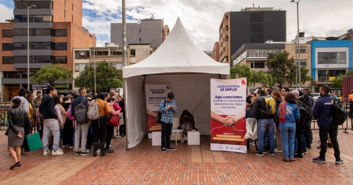 Foto de bogotanos y bogotanas accediendo a servicios de la Unidad Móvil de la Agencia Distrital de Empleo.
