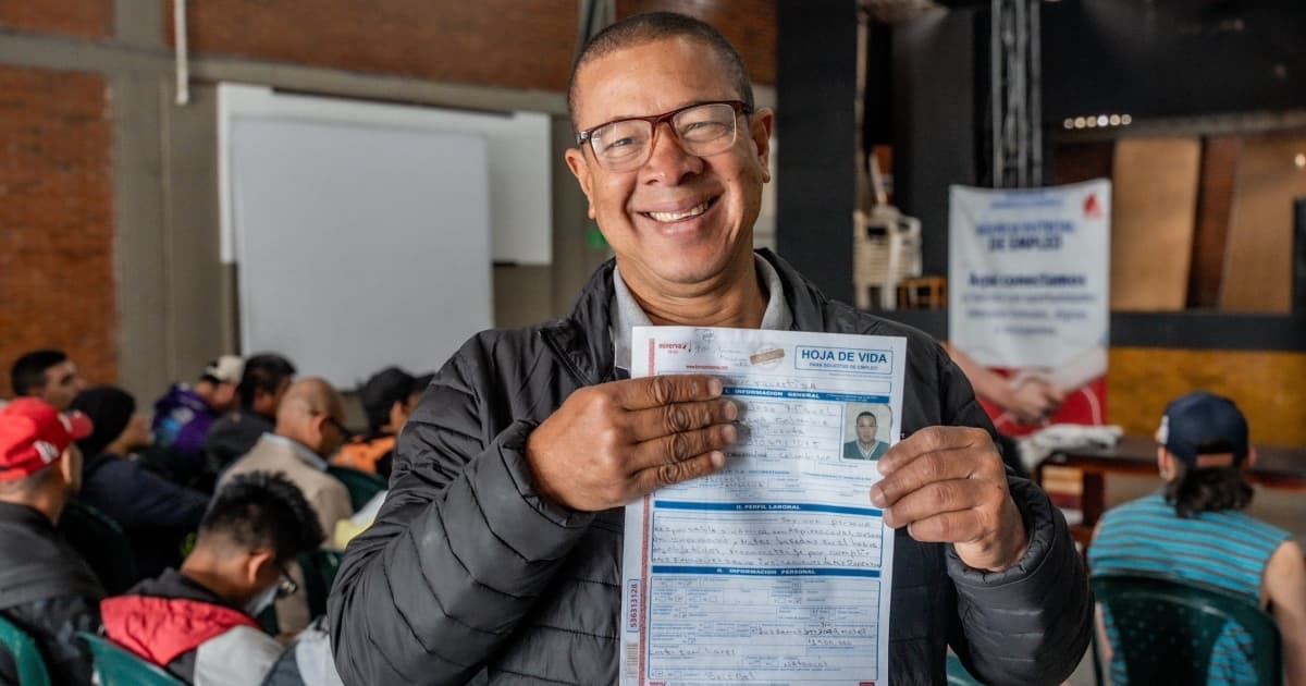 Foto de un bogotano accediendo a una de las ferias de empleo de la Agencia Distrital de Empleo de Bogotá.