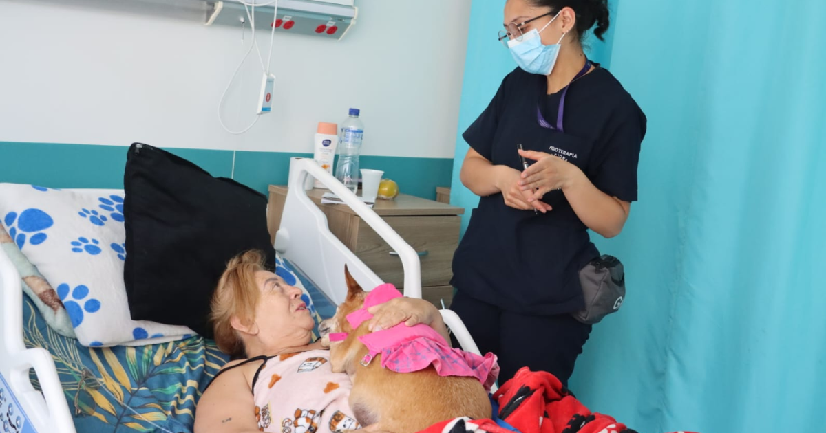 Foto de una paciente con un perro 
