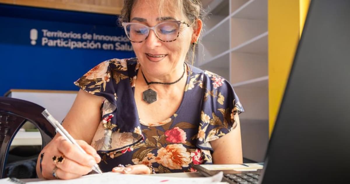 Mujer en espacio de formación digital.