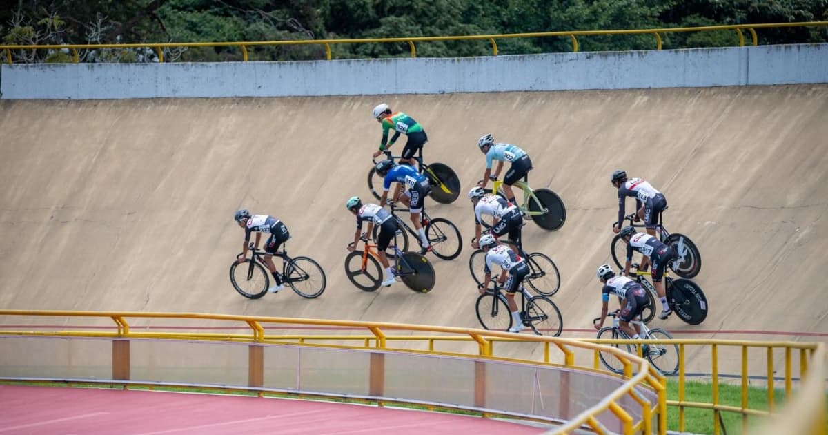 Ciclistas rodando en pista de ciclismo en Bogotá.