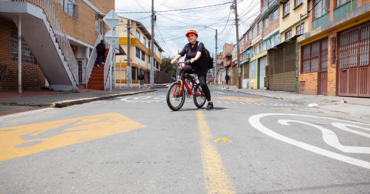 Mujer montando en bicicleta.