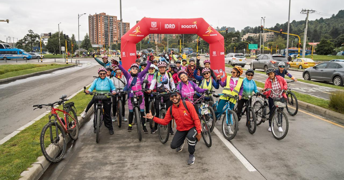 Imagen de la comunidad disfrutando el nuevo tramo de la ciclovía en Bogotá.