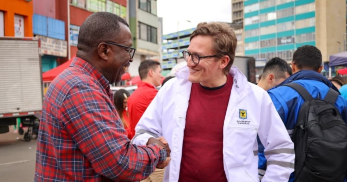Secretario Gustavo Quintero conversando con un ciudadano en el sector de San Victorino.