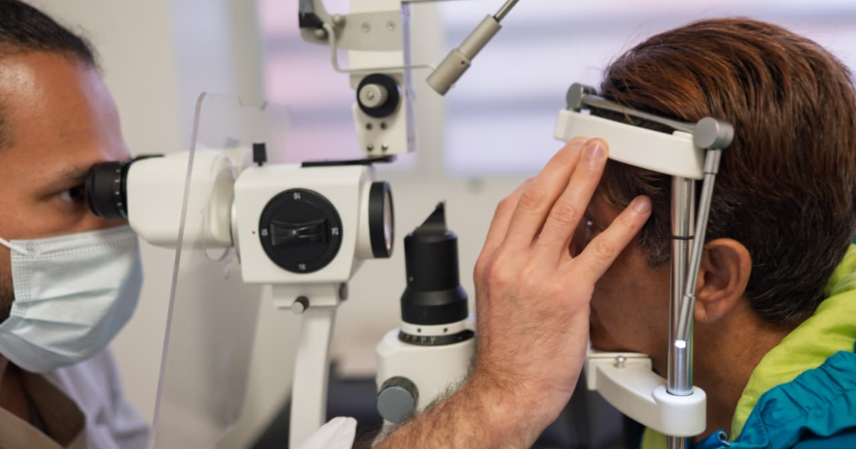 Imagen de un médico revisando los ojos de una paciente