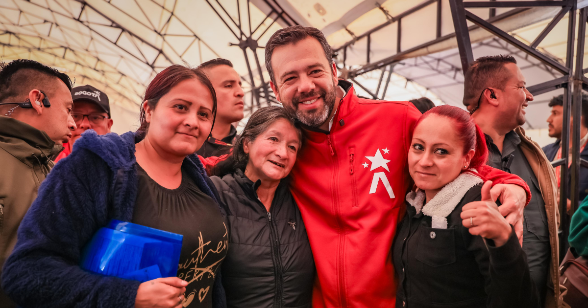 Imagen del alcalde Galán con tres señoras sonriendo