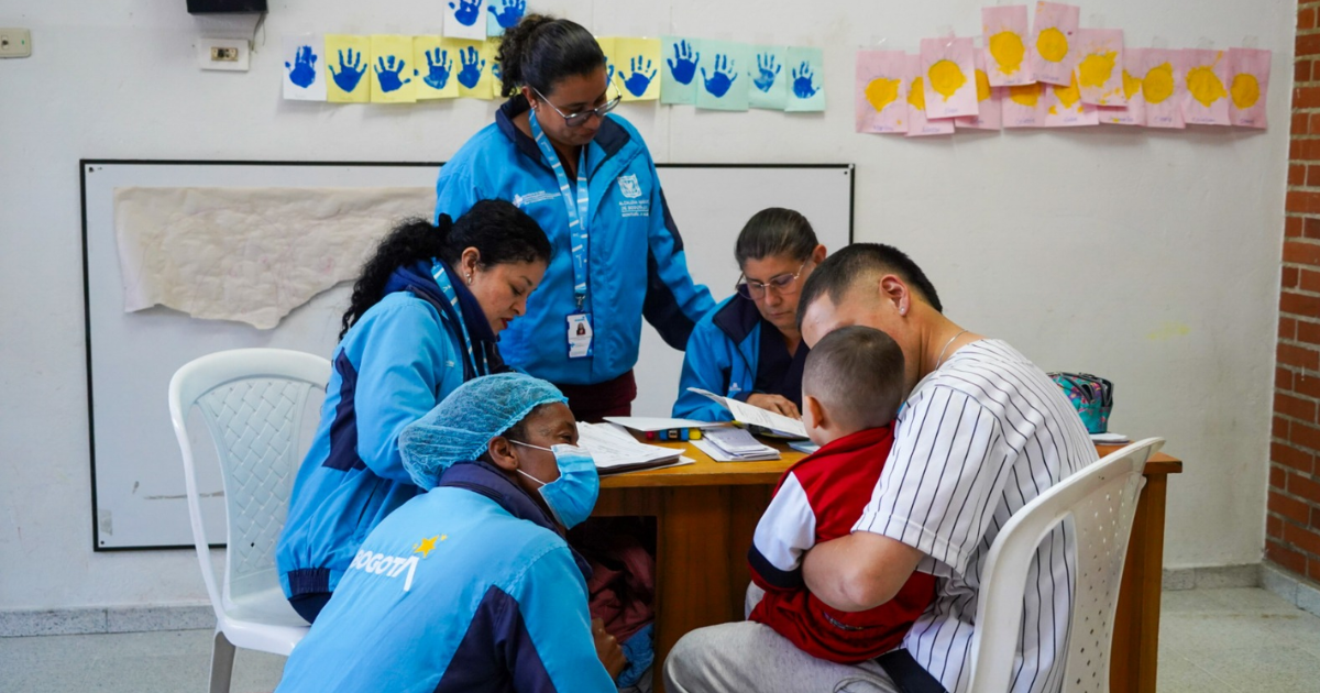 Foto de un grupo de funcionarios con un ciudadano y un niño