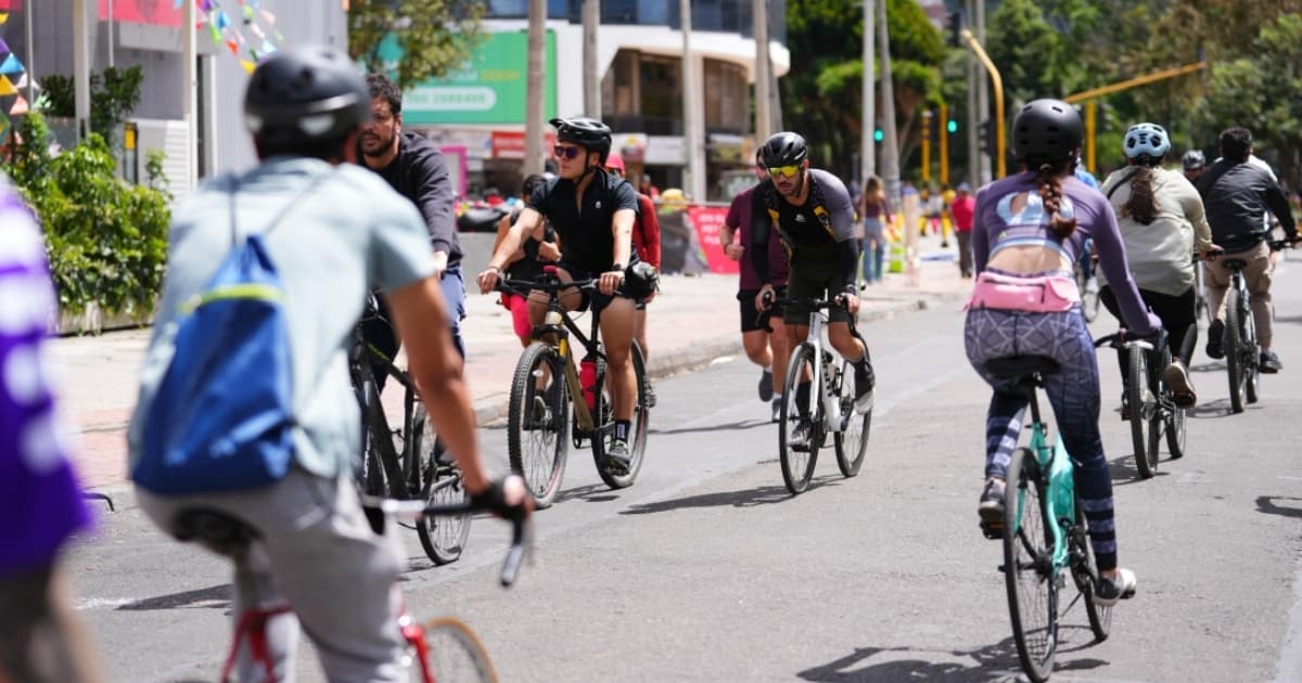 Foto de bogotanos montando en bicicleta durante Ciclovía de Bogotá. 