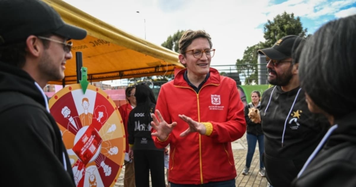 Secretario de Gobierno, Gustavo Quintero, conversando con dos ciudadanos.
