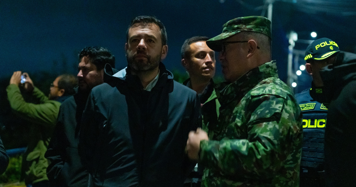 Imagen del alcalde Galán junto a un policía