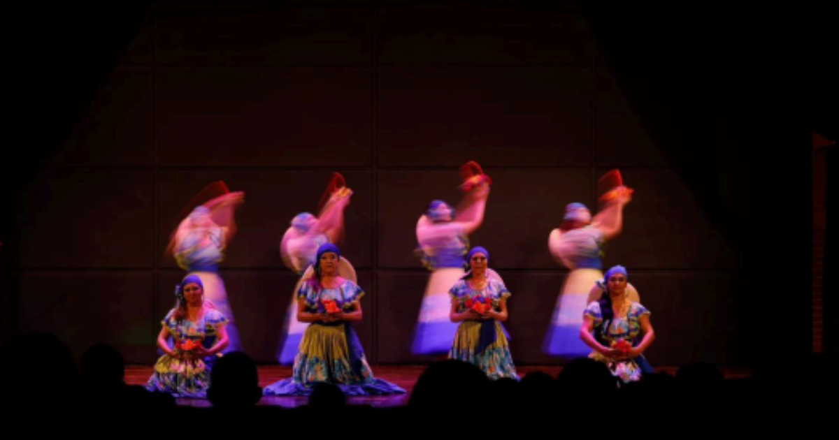 Foto de cuatro mujeres en un teatro 