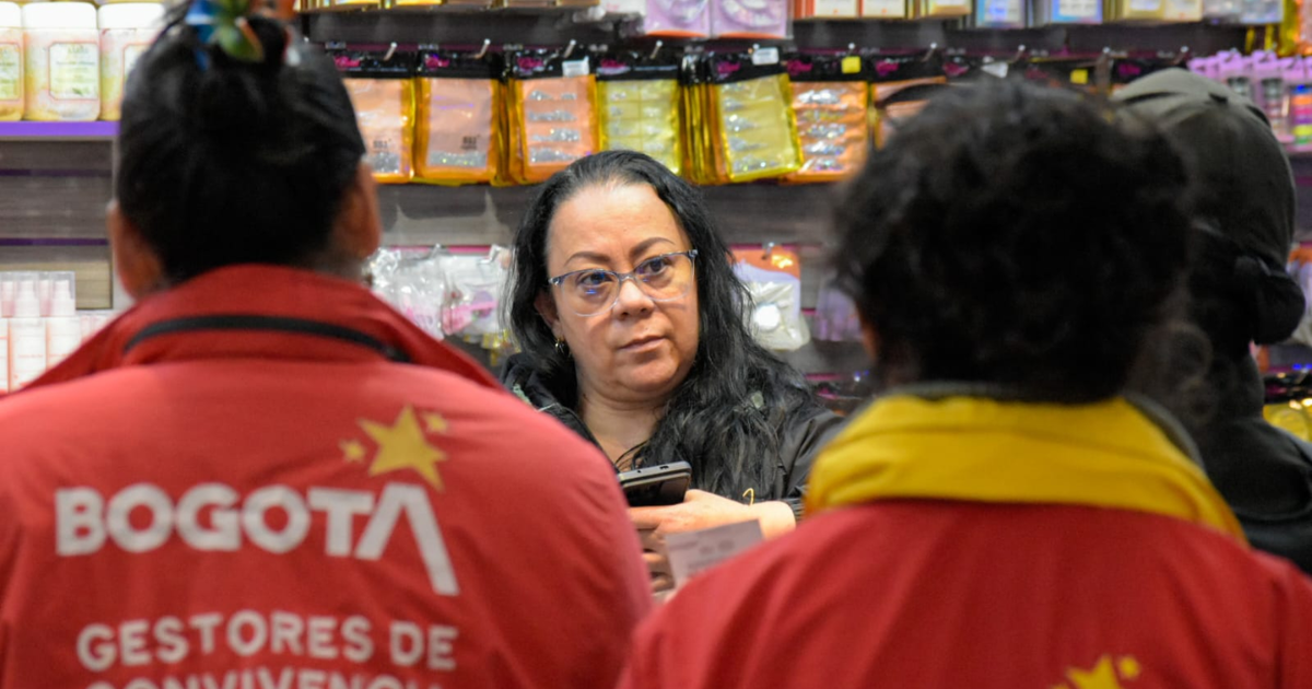 Foto de un funcionario ayudando a un ciudadano