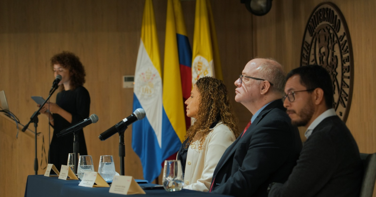 Foto de funcionarios en una charla