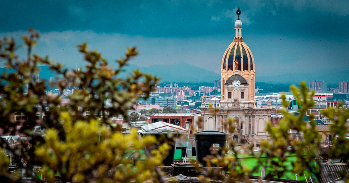 Imagen panorámica de Bogotá en donde se ve la cúpula de una iglesia