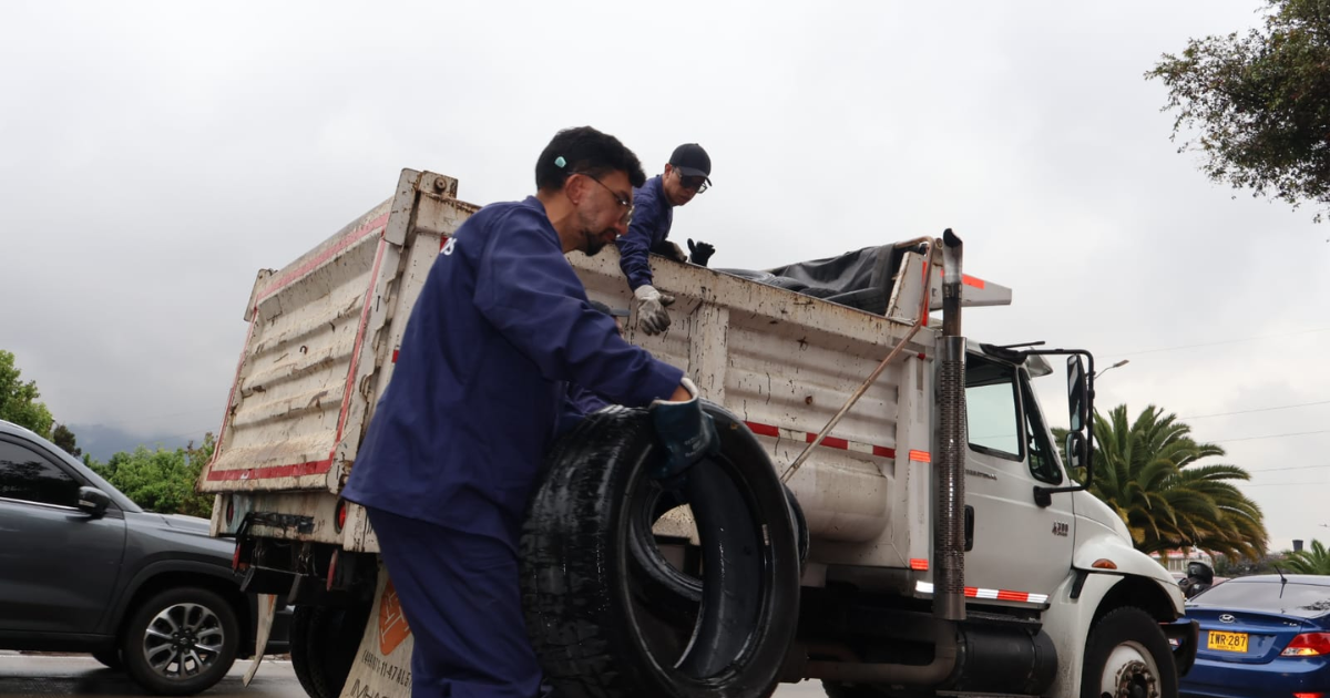 Foto de funcionarios del Distrito en operativo de limpieza