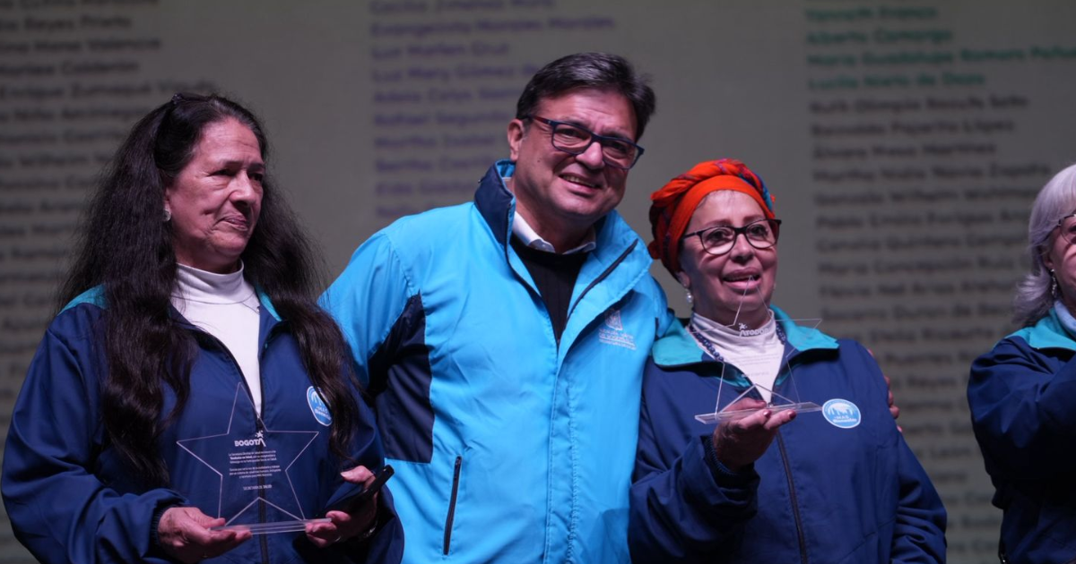 Foto del secretario de Salud con funcionarios del sector 