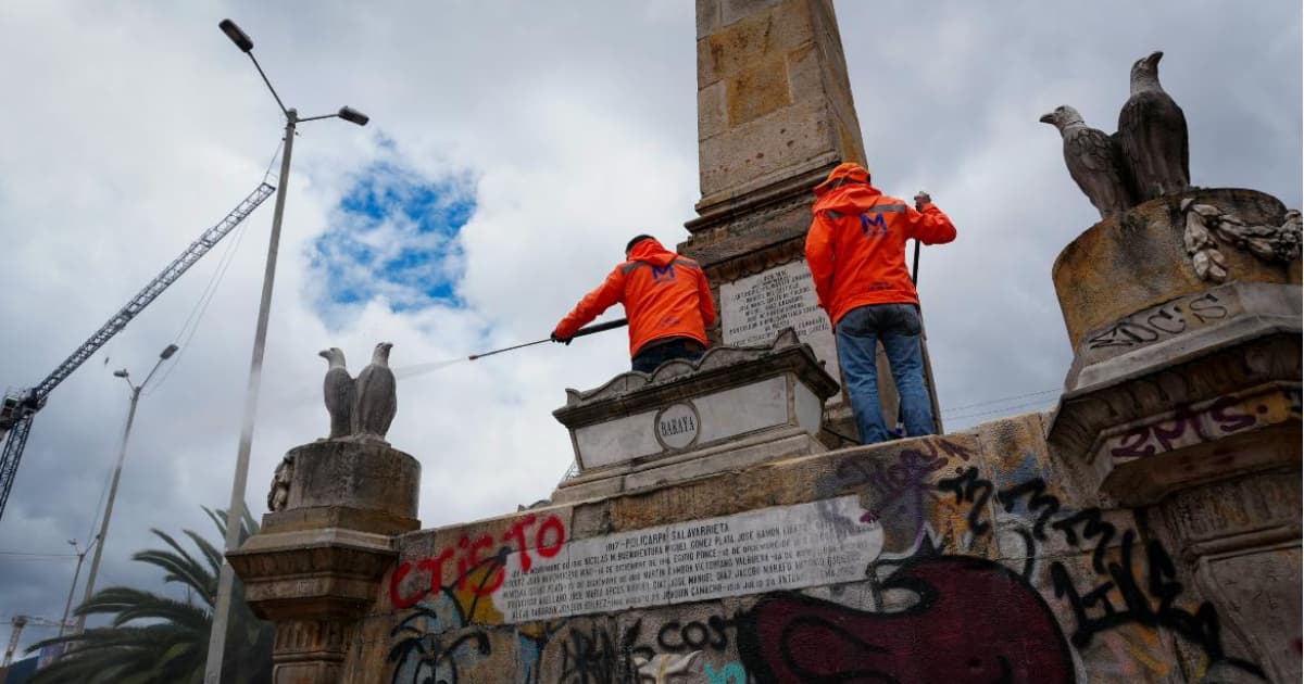 Funcionarios en jornada de limpieza en el sector del Voto Nacional