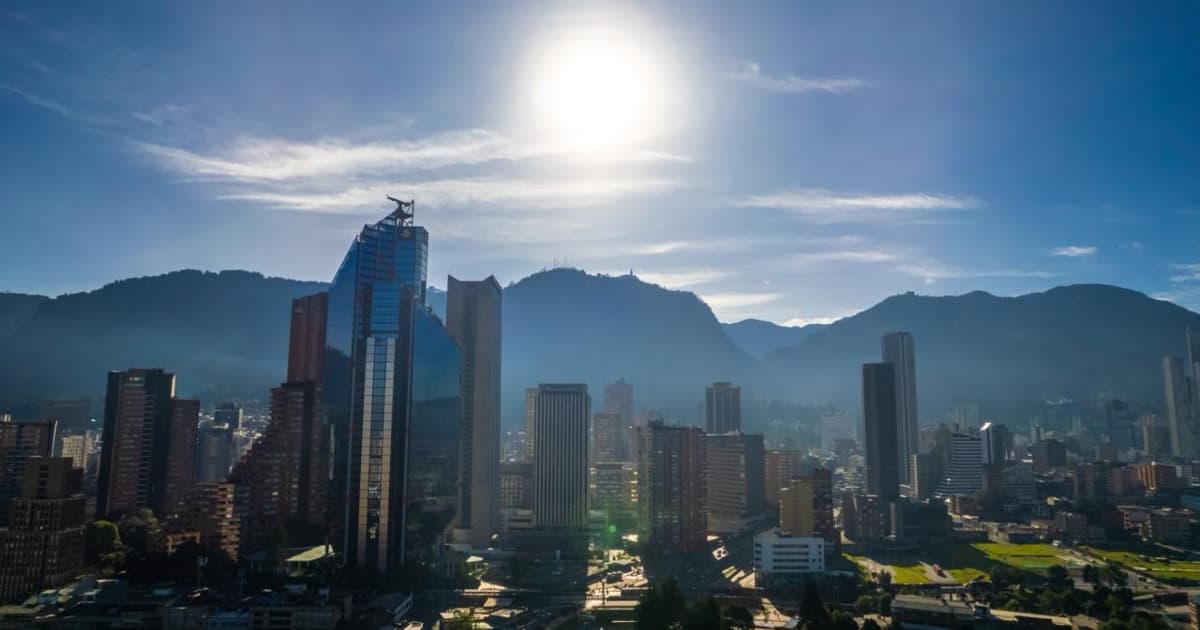 Foto panorámica de Bogotá en día soleado