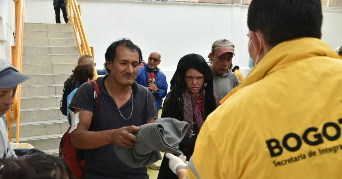 Imagen de una personas con un fuincionario