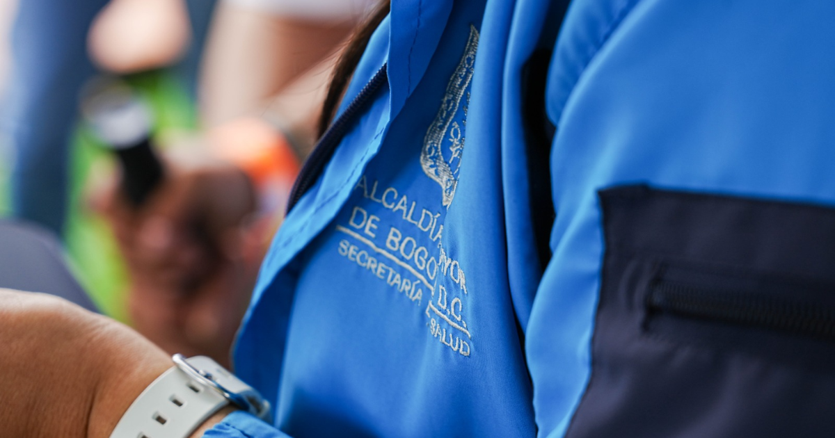 Foto de la chaqueta de un funcionario de salud