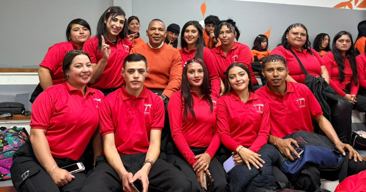 Imagen de jóvenes posando para la foto