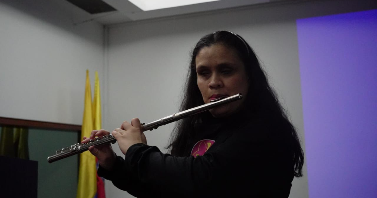 Foto de una mujer tocando un instrumento 