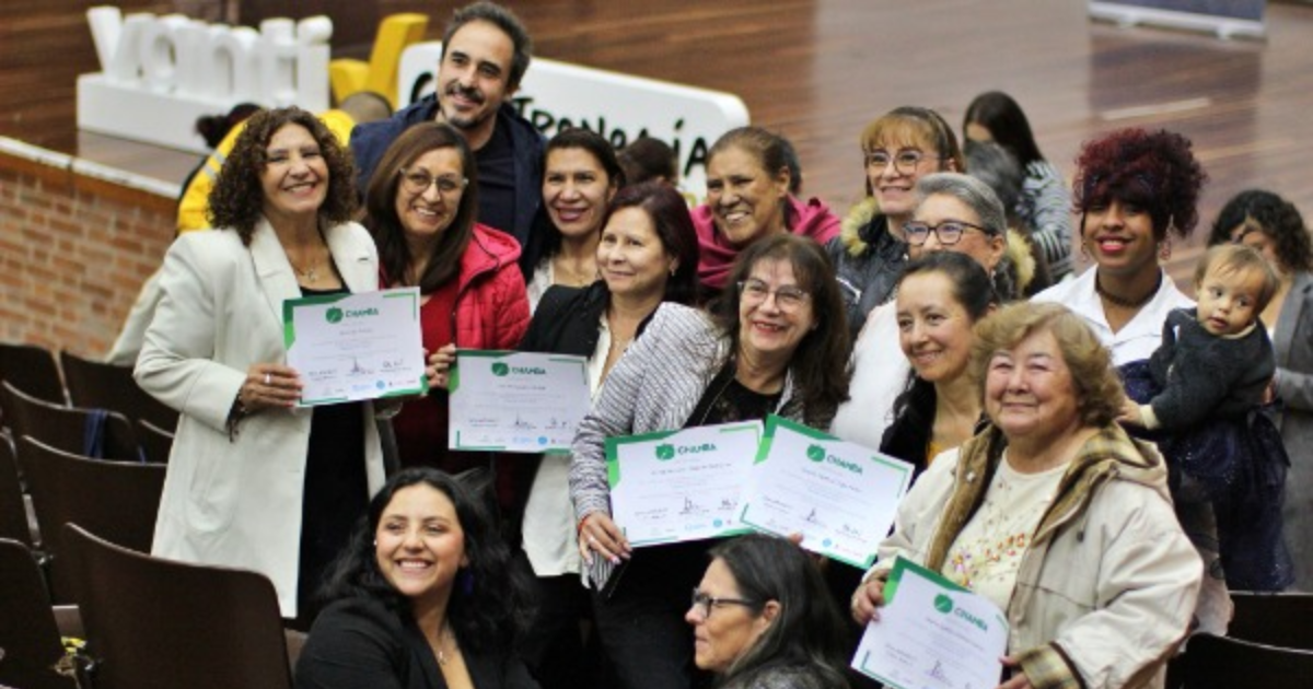Imagen de distintas personas con un diploma