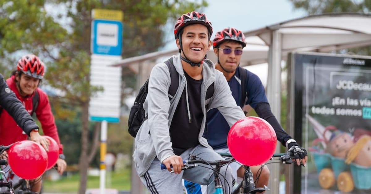 Foto de dos usuarios de Ciclovía de Bogotá.
