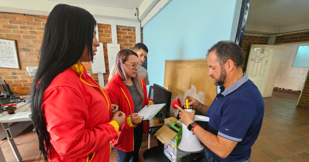 Imagen de funcionarias de Ciudad Bolívar recibiendo equipos y dotaciones