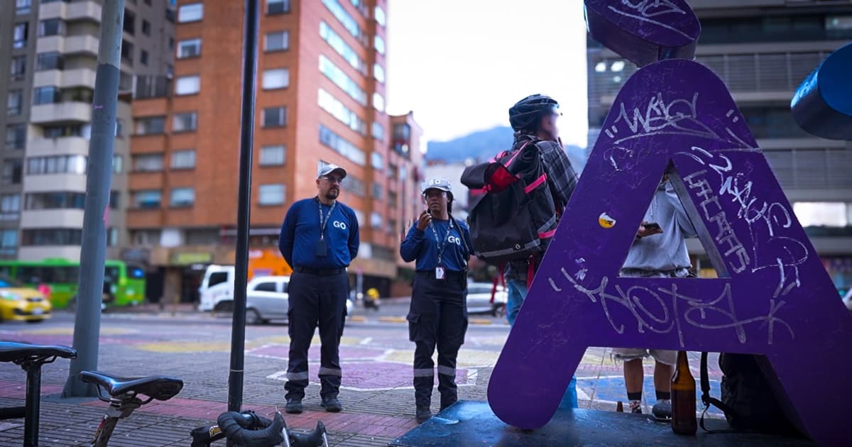 Gestores del Orden acompañando a ciudadanos en jornada de limpieza del Parque de los Hippies.
