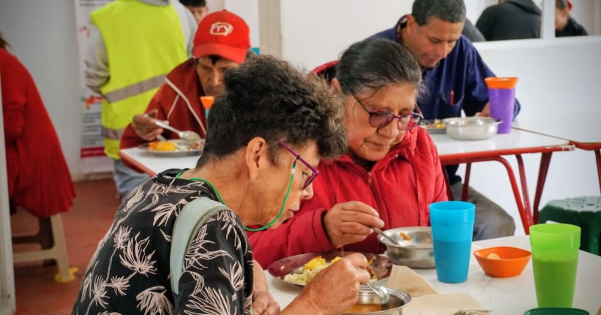 Imagen de dos mujeres comiendo