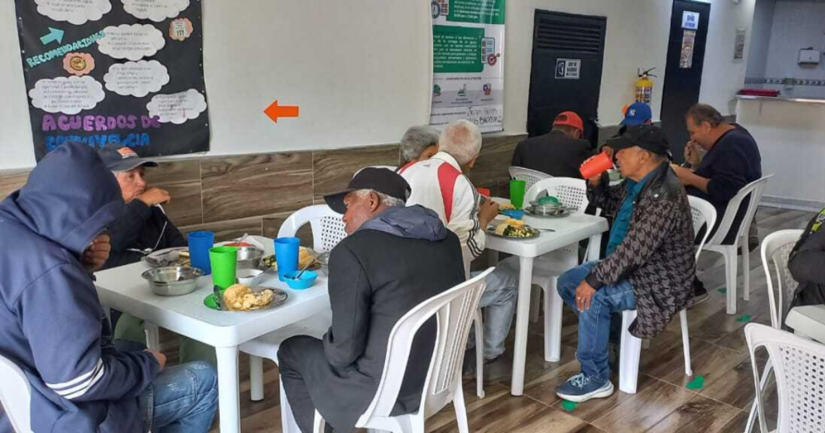 Imagen de varias personas comiendo en el comedor comunitario Las Cruces
