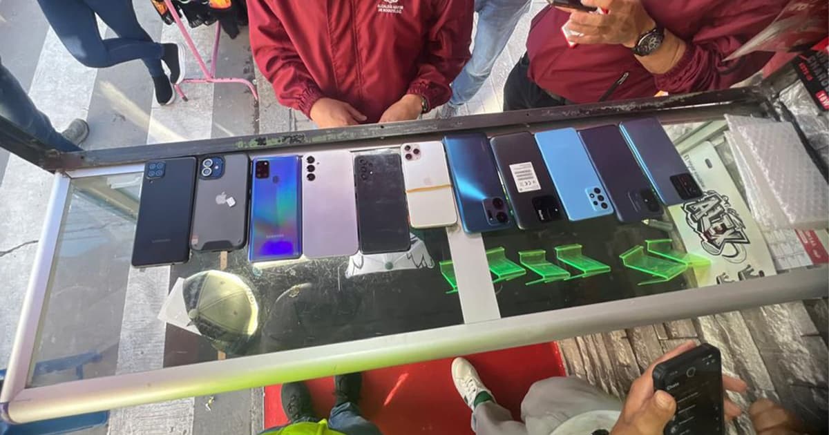 Celulares hurtados puestos sobre un mostrador.